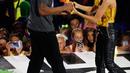 Mantan pemain LA Lakers, Kobe Bryant menerima penghargaan "Legenda" dari artis Zendaya di Kids Choice Sport 2016 di Los Angeles, California, (14/7). (REUTERS/Mario Anzuoni)