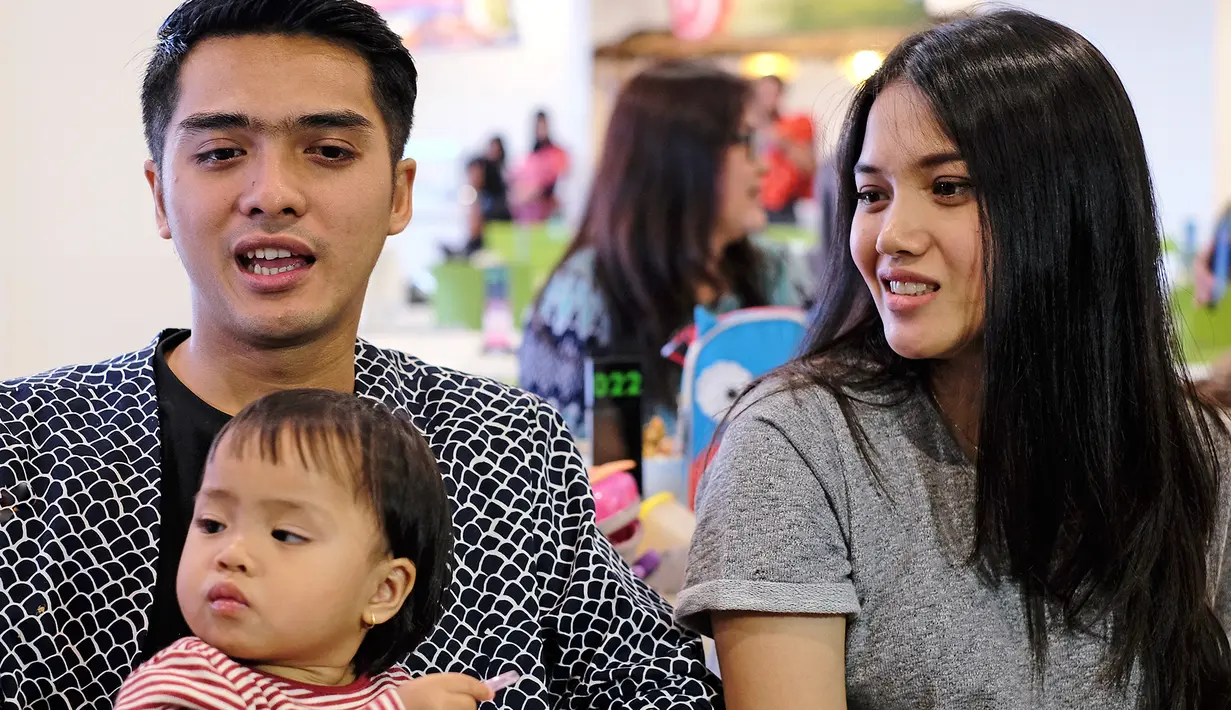 Kondisi kehamilan sang istri kini sudah memasuki usia 8 bulan. Diakui oleh Ricky jika proses kelahirannya nanti diharapkan melalui persalinan normal. Buah hati kedua Ricky Harun ini diperkirakan berjenis kelamin laki-laki. (Dezmond Manullang/Bintang.com)