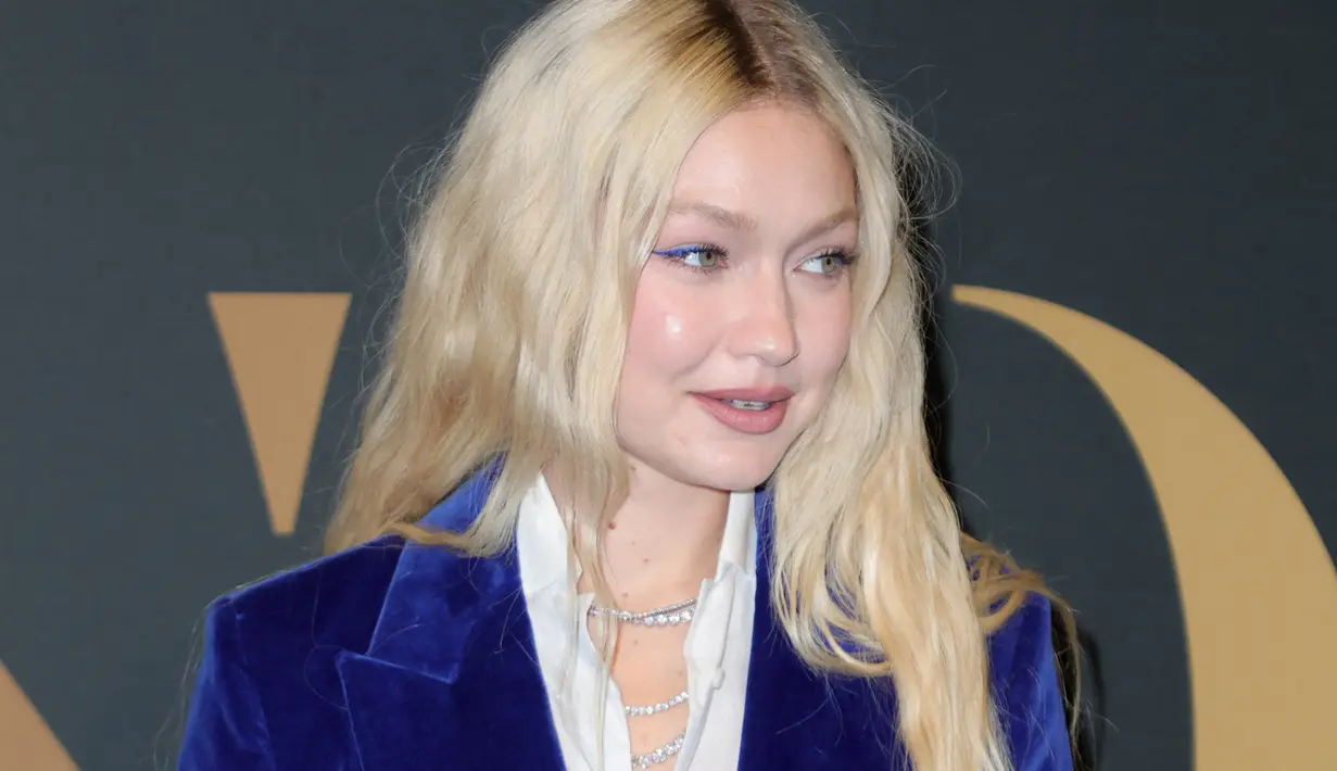 Gigi Hadid berpose saat menghadiri WWD Honors Awards yang diselenggarakan oleh Women's Wear Daily di Cipriani South Street  di New York, pada Selasa, 25 Oktober 2022. Model berusia 27 tahun itu Memberikan kontras dengan tampilan safir adalah rambut pirang platinum sensasi runway, yang bergaya dalam gelombang halus yang mengalir di bahu dan punggungnya. (Michael Loccisano/Getty Images/AFP)