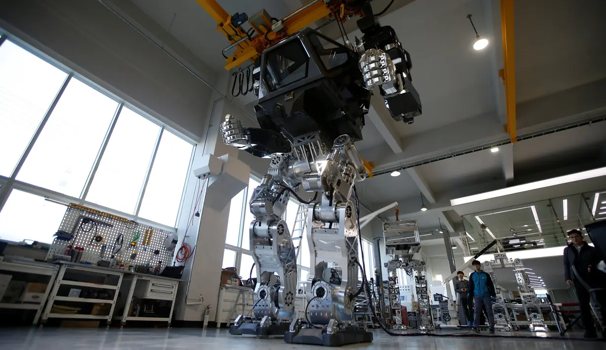 Sebuah robot berawak yang diberi nama  "METHOD-2" berjalan selama demonstrasi di Gunpo, Korea Selatan, (27/12). Robot ini  diduga ditujukan untuk keperluan industri. (Reuters/Kim Hong-Ji)