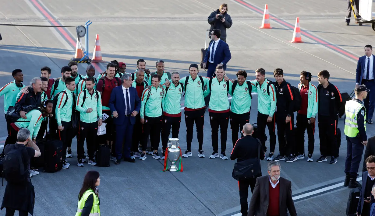 Pemain timnas sepak bola Portugal bersiap untuk berfoto bersama saat mereka tiba di bandara Medeira, Portugal (27/3). Portugal dan Swedia akan saling berhadapan pada pertandingan persahabatan, di Estadio dos Barreiros, Madeira. (AP Photo/Armando Franca)