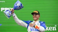 Pembalap Prancis RB yang berada di posisi ketiga, Isack Hadjar, merayakan kemenangannya di podium setelah Grand Prix Formula Satu Belanda di Sirkuit Zandvoort, Belanda barat, pada 31 Agustus 2025. (JOHN THYS/AFP)