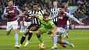 Kiper Aston Villa, Emiliano Martinez, berusaha merebut bola dari pemain Newcastle United, Jacob Murphy, pada laga Liga Inggris di Stadion Villa Park, Birmingham, Selasa (30/1/2024). (Jacob King/PA via AP)