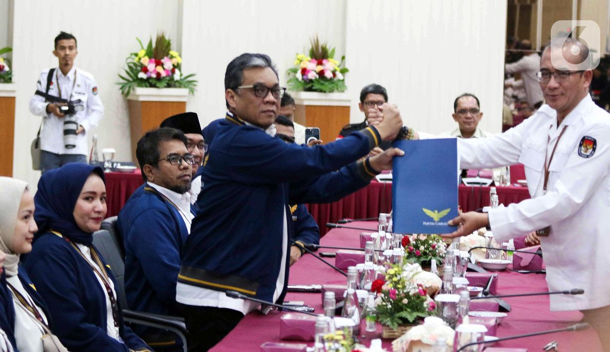 Ketua Umum Partai Garuda Ahmad Ridha Sabana menyerahkan dokumen daftar bakal calon legislatif (bacaleg) kepada Ketua Komisi Pemilihan Umum (KPU) Hasyim Asy'ari di Gedung KPU, Jakarta, Kamis (11/5/2023). Partai Garuda mendaftarkan 580 bacaleg untuk DPR pada Pemilu 2024. (Liputan6.com/Herman Zakharia)