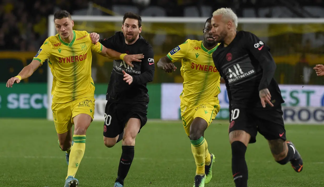 Di sisa laga, PSG memborbardir Nantes dengan mengirim hampir seluruh pemainnya ke wilayah pertahanan tuan rumah. Namun, berkat kedisiplinan para pemain Nantes, skor 3-1 tidak berubah hingga laga usai. Meski kalah, PSG masih nyaman di puncak klasemen dengan 59 poin. (AFP/Sebastien Salom-Gomis)