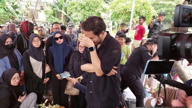 Jeje Govinda menangis di atas pusara mendiang ibunda tercinta