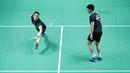 Chou Hoi Wah (kiri) mengembalikan kok saat melawan pasangan Indonesia, Praveen/Oktavianti pada babak pertama Indonesia Open 2018 di Istora Senayan, Jakarta, (3/6/2018). Praveen/Oktavianti kalah 17-21, 21-14, 21-17. (Bola.com/Nick Hanoatubun)