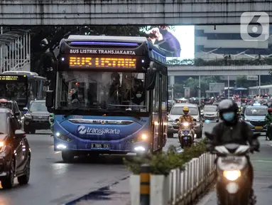 Bus listrik Transjakarta melintas di Jalan Jenderal Sudirman, Jakarta, Kamis (4/11/2021). Layanan uji coba bus listrik Transjakarta berpelanggan rute Blok M-Balai Kota beroperasi lebih awal mulai pukul 05.00-21.30 WIB. (merdeka.com/Iqbal S. Nugroho)