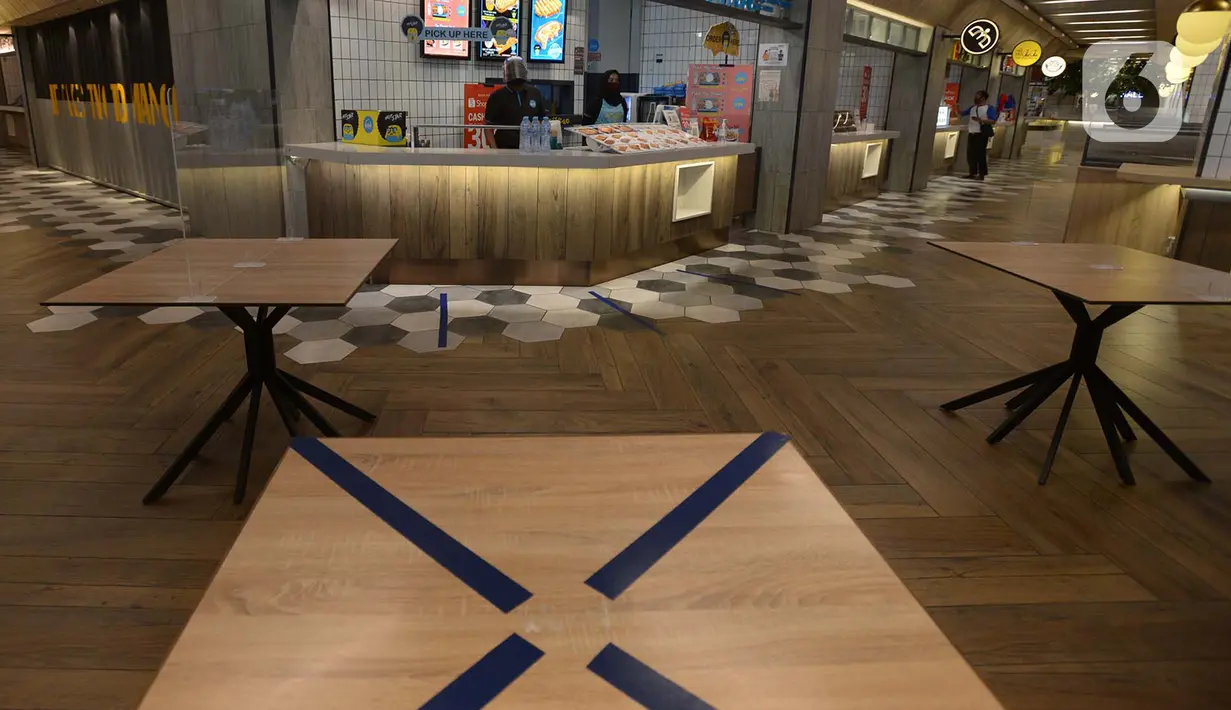 Suasana area makan di mal Grand Indonesia, Jakarta, Kamis (17/9/2020). Pada PSBB jilid dua atau pengetatan yang mulai diterapkan pada 14 September 2020 kemarin, Mal atau pusat perbelanjaan tetap diizinkan beroperasi dengan kapasitas wajib maksimal 50 persen dari kapasitas. (merdeka.com/Imam Buhori)