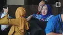 Anggota DPRD Kabupaten Muara Enim, Verra Erika (biru) duduk seusai menjalani pemeriksaan di Gedung KPK, Jakarta, Selasa (3/12/2019). Verra Erika diperiksa terkait kasus dugaan suap proyek-proyek di Dinas Pekerjaan Umum dan Perumahan Rakyat Kabupaten Muara Enim. (merdeka.com/Dwi Narwoko)