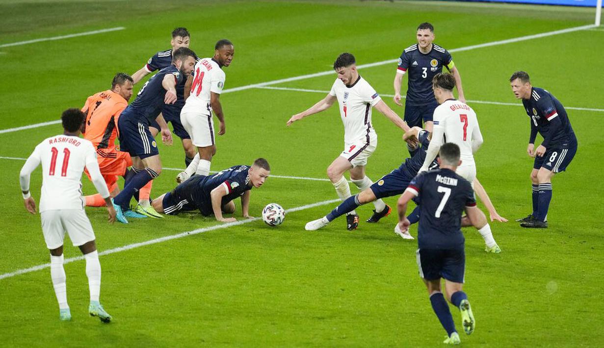 Timnas Inggris langsung tampil menekan sejak menit-menit awal pertandingan. Meski mendominasi laga, Inggris alami kesulitan menembus pertahanan Skotlandia. (AP/Matt Dunham, Pool)
