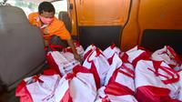 Pemerintah mulai menyalurkan bantuan sosial berupa paket sembako secara untuk ke masyarakat kurang mampu dan terdampak Covid-19 di wilayah Jabodetabek. Dok