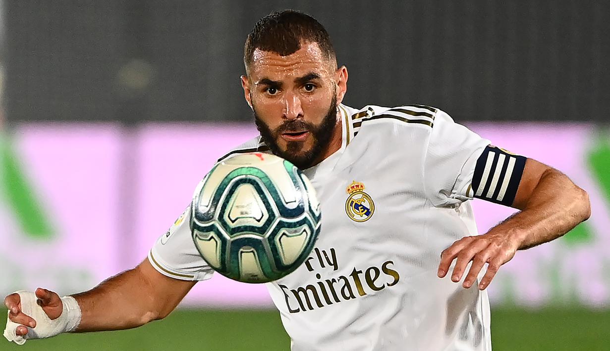6. Karim Benzema - Karim Benzema tampil brilian dan menjadi andalan lini depan Real Madrid pada musim ini. Pemain asal Prancis telah mencetak 21 gol dan delapan assist di La Liga. (AFP/Gabriel Bouys)