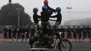 Prajurit wanita dari Pasukan Keamanan Perbatasan India (BSF) beraksi di atas motor selama latihan untuk Parade Hari Republik di New Delhi, India, Rabu (10/1). India akan merayakan Hari Republik ke-69 pada tanggal 26 Januari. (AFP Photo/Prakash Singh)