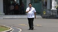Mantan Ketua TKN Jokowi-Ma'ruf pada Pilpres 2019 Erick Thohir melambaikan tangan saat tiba di Kompleks Istana, Jakarta, Senin (21/10/2109). Kedatangan Erick Thohir berlangsung jelang pengumuman menteri Kabinet Kerja Jilid II oleh Presiden Joko Widodo atau Jokowi. (Liputan6.com/Angga Yuniar)