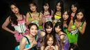 <p>Dalam sebuah unggahan foto terbaru, JKT48 memperlihatkan gaya para membernya yang penuh warna untuk tampil di atas panggung. Sebuah dress unik nan manis berwarna-warni kompak dikenakan para member, mulai dari warna biru, ungu, oranye, kuning, hijau, hingga pink. [Foto: Instagram/jkt48]</p>