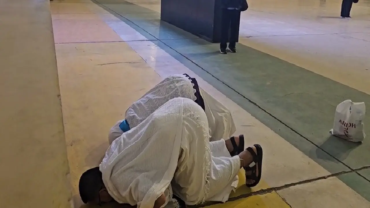 Sebanyak 419 jemaah kloter PDG 08 akhirnya tiba di Bandara Internasional King Abdulaziz pada Sabtu (17/5/2025) pagi.