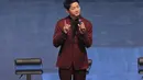 Tampil sedikit lebih formal, Song Joong Ki mengenakan loafers hitam