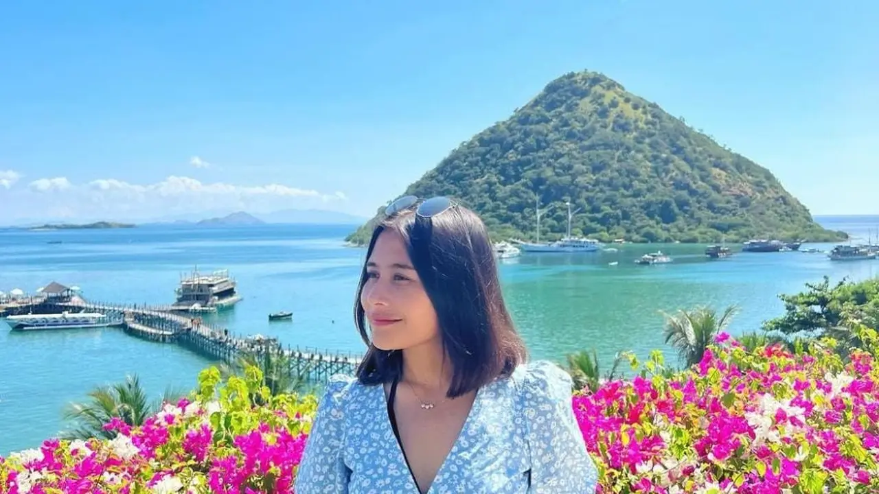 Outfit Prilly Latuconsina dalam Balutan Biru