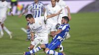 Lucas Vazquez (kiri), coba dihadang oleh pemain Alaves, Luis Rioja pada lanjutan Liga Spanyol 2020/2021. Real Madrid tumbang di Santiago Bernabeu dengan skor 1-2, Minggu (29/11/2020) dini hari WIB. (AP Photo/Bernat Armangue)