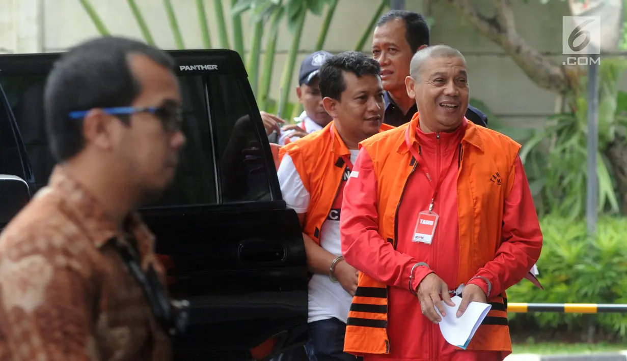Pejabat Pembuat Komitmen (PPK) Kemenpora Adhi Purnomo dan staf Kemenpora Eko Triyanto tiba di Gedung KPK, Jakarta, Kamis (14/2). Keduanya diperiksa sebagai tersangka terkait dugaan menerima suap dana hibah dari Kemenpora ke KONI. (Merdeka.com/Dwi Narwoko)