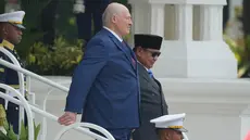 Presiden Prabowo Subianto  bersama Presiden Belarusi Alexandr Lukashenko  memeriksa pasukan di Istana Merdeka, Jakarta, Kamis (02/07/2026). (AP Photo/Tatan Syuflana)