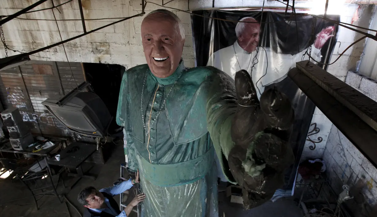 Patung Paus Francis yang telah selesai dibuat oleh Pematung Pedro Francisco Rodriguez di Ciudad Juarez , Meksiko , (20/4). Patung Paus Francis ini berukuran 5 meter. (REUTERS / Jose Luis Gonzalez)