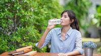ilustrasi minum air mineral/Photo by Little Pig Studio from Shutterstock