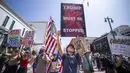 Demonstrasi ini terjadi menyusul gelombang protes atas razia terhadap para migran yang dimulai sekitar dua minggu lalu, yang diikuti perintah Trump untuk mengirim Garda Nasional dan marinir ke Los Angeles. (RINGO CHIU/AFP)