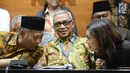 Ketua KPK, Agus Rahardjo (kiri) berbincang dengan Duta Baca, Najwa Shihabusai pertemuan di Gedung KPK, Jakarta, Selasa (31/10). Pertemuan membahas perkembangan kasus penyerangan penyidik KPK, Novel Baswedan. (Liputan6.com/Helmi Fithriansyah)