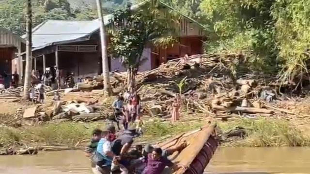 Rakit Darurat Ditumpangi Wakil Gubernur Aceh Terbalik Saat Seberangi Sungai