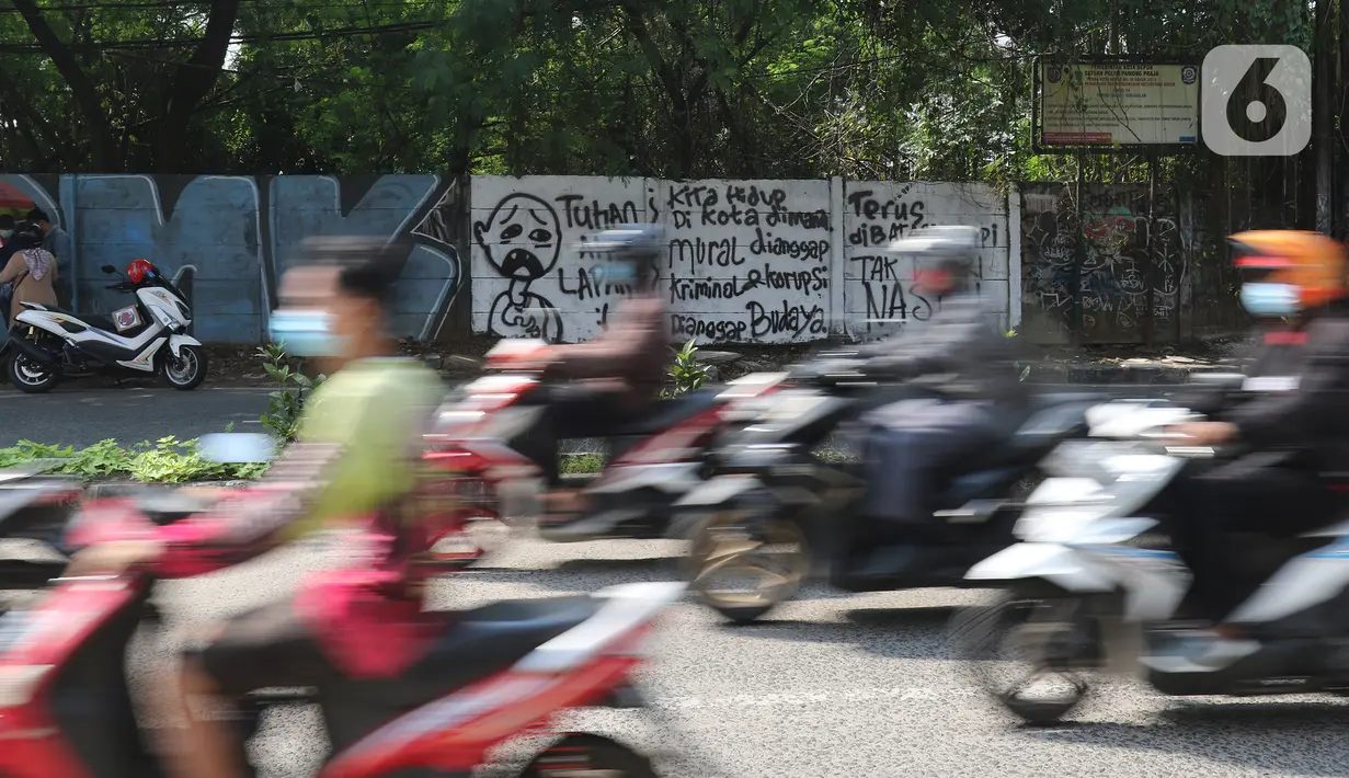Kendaraan melintas di depan mural di Jalan Raya Citayam, Depok, Jawa Barat, Rabu (25/8/2021). Mural tersebut merupakan wujud ekspresi dari sejumlah seniman serta sebagai media penyampaian kritik sosial kepada pemerintah di tengah pandemi COVID-19. (Liputan6.com/Herman Zakharia)