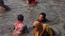 Warga diharuskan menangkap ikan-ikan itu dengan tangan kosong, tidak boleh menggunakan alat pancing. (merdeka.com/Arie Basuki)