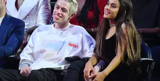 Ariana Grande dan Pete Davidson baru saja mengadopsi anak babi sebagai binatang peliharaan mereka. (Getty Images - Elle)