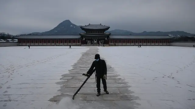 Saat Istana Gyeongbok di Korea Selatan Diselimuti Salju