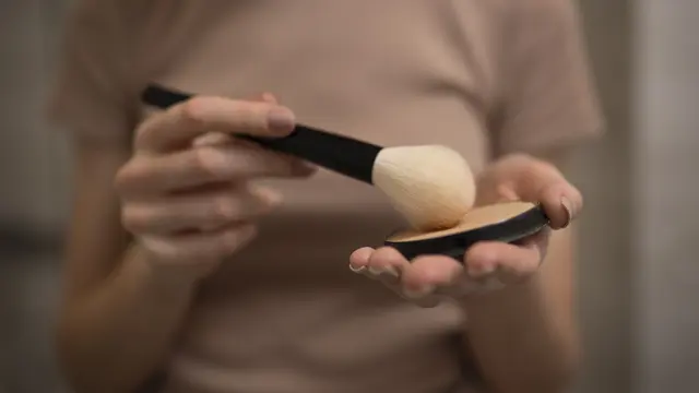 Salah satu penyebab makeup oksidasi ada pada formula foundation
