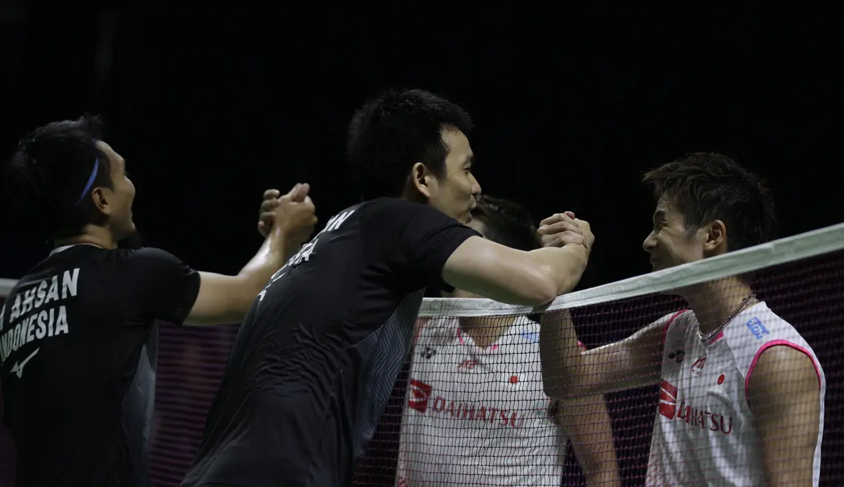 Ganda putra Indonesia, Hendra Setiawan / Mohammad Ahsan, usai mengalahkan Takuro Hoki / Yugo Kobayashi, pada Indonesia Open 2019 di Istora Senayan, Sabtu (20/7). Hendra / Ahsan menang 17-21, 21-19 dan 21-17. (Bola.com/Vitalis Yogi Trisna)