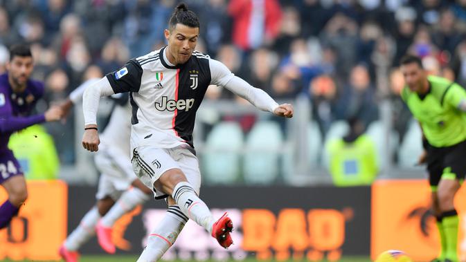 Pemain Juventus Cristiano Ronaldo mencetak gol lewat tendangan penalti saat menghadapi Fiorentina pada pertandingan Liga Italia di Allianz Stadium, Turin, Italia, Minggu (2/2/2020). Ronaldo tampil memukau dengan menorehkan dua gol saat Juventus menang 3-0. (Fabio Ferrari/Lapresse via AP)