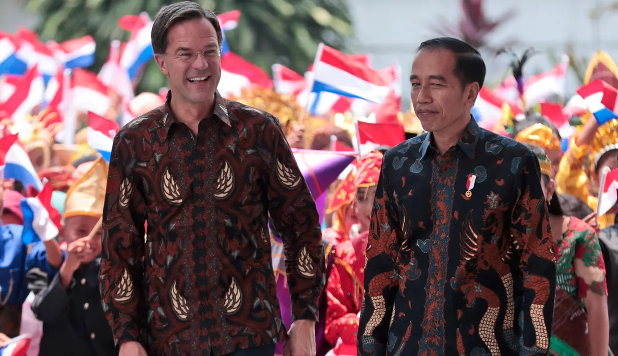 Presiden Joko Widodo atau Jokowi (kanan) berbincang dengan PM Belanda Mark Rutte (kiri) sebelum pertemuan di Istana Bogor, Jawa Barat, Senin (7/10/19). Pertemuan itu membahas kerja sama strategis antara Indonesia dan Belanda kedepan berdasarkan prinsip kemitraan komprehensif. (AP/Dita Alangkara)