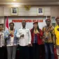 Pj Gubernur Papua Selatan Apolo Safanpo menerima kedatangan DPC Perhimpunan Mahasiswa Katolik Republik Indonesia (PMKRI) Merauke di kantornya, Jumat (22/3) (Istimewa)