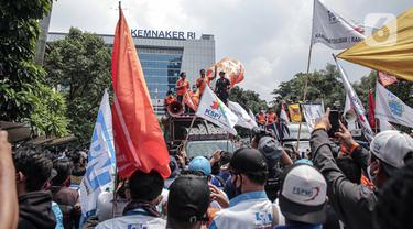 FOTO: Buruh Geruduk Kemnaker Tuntut Aturan JHT Dicabut