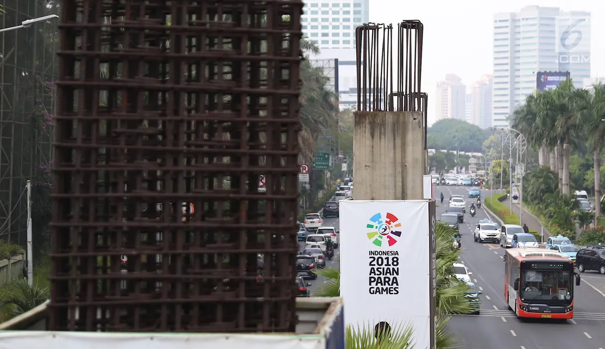 Tiang monorel terbengkalai digunakan untuk alat peraga Asian Para Games di Senayan, Jakarta, Jumat (19/10). Pemprov DKI Jakarta saat ini sedang melakukan pengkajian guna memanfaatkan kembali tiang pancang monorel tersebut. (Liputan6.com/Immanuel Antonius)