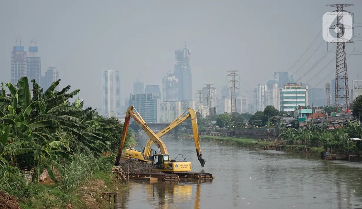 Petugas Dinas Sumber Daya Air dengan alat berat mengeruk sampah bercampur lumpur di aliran Banjir Kanal Barat, Jakarta, Rabu (14/10/2020). Pemprov DKI terus melakukan pengerukan serta pembersihan untuk mencegah pendangkalan juga mengantisipasi banjir di musim hujan. (Liputan6.com/Immanuel Antonius)