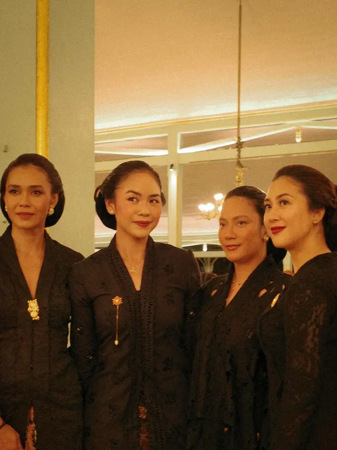 Parade Kebaya Hitam ala Bangsawan dari Tara Basro hingga Adinia Wirasti Hadiri Kirab Pusaka Malam Satu Suro di Pura Mangkunegaran