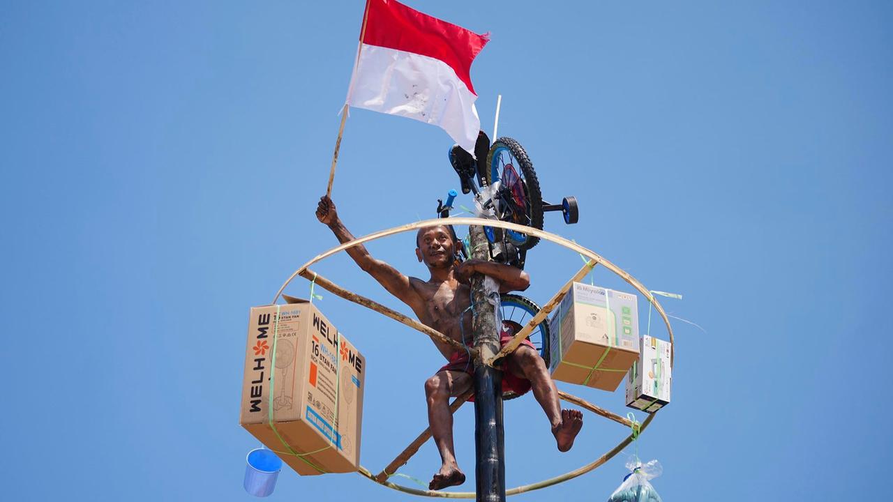 FOTO: Serunya Panjat Pinang di Ancol, 400 Peserta Rebut Hadiah Kemerdekaan