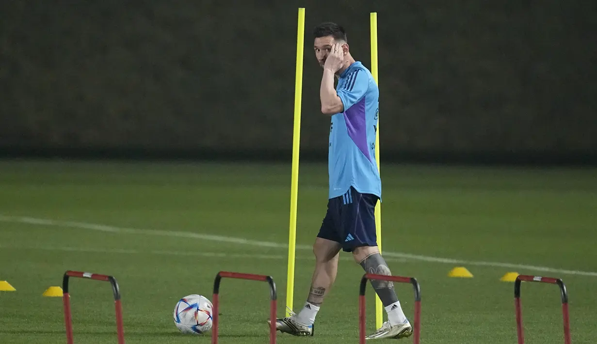Bintang timnas Argentina Lionel Messi memberi isyarat saat sesi latihan di Doha, Qatar, Sabtu (19/11/2022). Lionel Messi dia baru saja mengatasi beberapa masalah tendon beberapa minggu yang lalu. (AP Photo/Jorge Saenz)