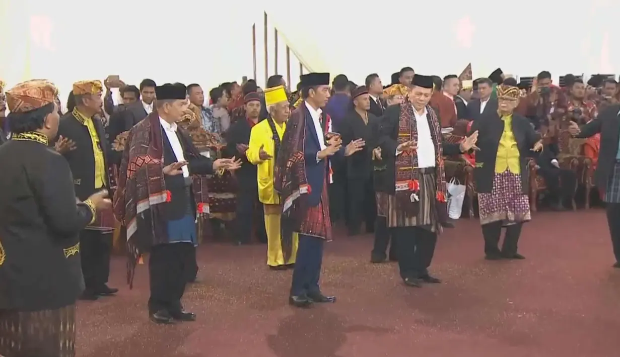 Presiden Joko Widodo menari Tortor saat acara adat pernikahan Kahiyang Ayu dan Bobby Nasution di Bukit Hijau Regency Taman Setia Budi (BHR Tasbi), Medan, Sabtu (24/11). (Liputan6.com/Vidio)