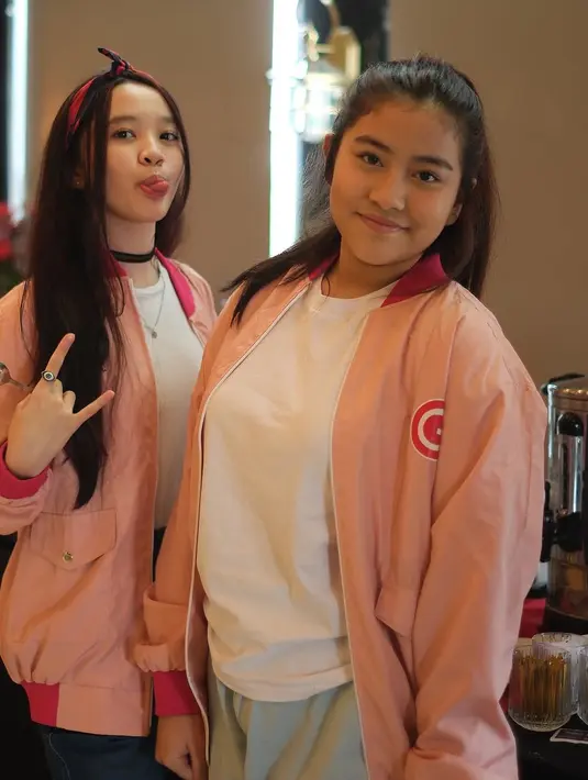 Tak kalah memesona penampilan anak Meisya Siregar, Song Louisa Mu Khadijah, yang memadukan simple jaket bomber pink-nya dengan top putih, dan celana denim pendek. Sementara rambutnya ditata bergaya ponytail. [@zaskiadyamecca].