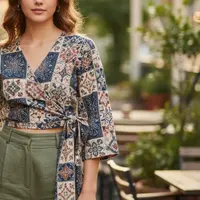 Atasan Batik Remaja yang Stylish dan Kekinian untuk Berbagai Acara (Foto: Gemini AI)