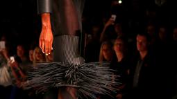 Model berjalan di atas catwalk menggunakan busana seperti bulu landak rancangan Kakopieros selama Australia Fashion Week di Sydney, Australia (20/5/2016). (REUTERS / David Gray)